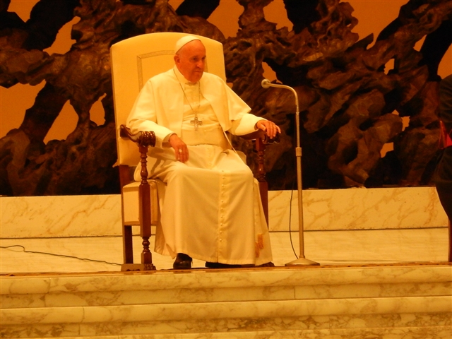 il Papa seduto